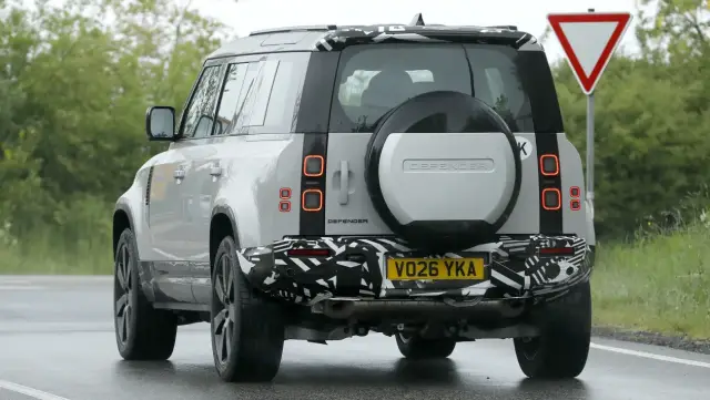Land Rover следва утвърдената си стратегия и с новия Defender