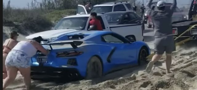 Чисто нов Corvette закъса на плажа (ВИДЕО)