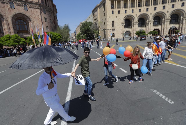 Ереван е под пълна блокада (СНИМКИ)