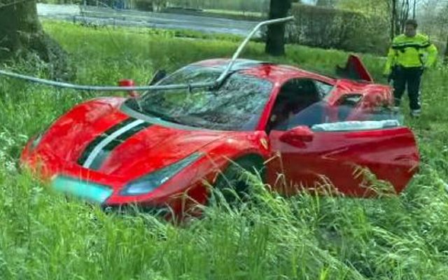 Защо суперкарите не са за всеки или как най-новото Ferrari катастрофира ден след покупката (ВИДЕО)