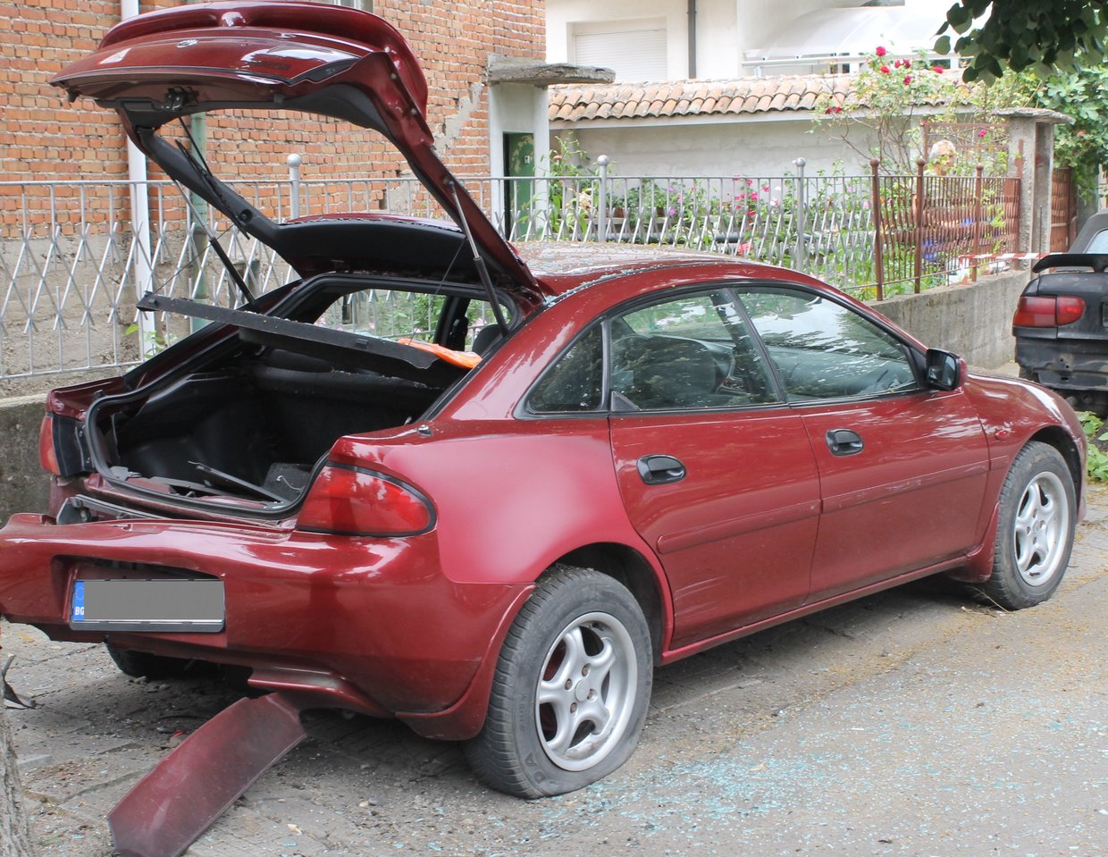 Мъж взриви колата на бившата си приятелка (Снимки)