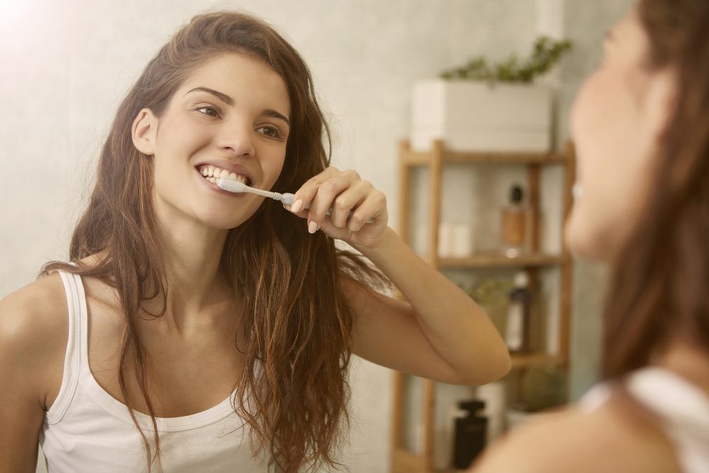 Защо не трябва да мокрим четката за зъби, преди да я пъхнем в устата си?