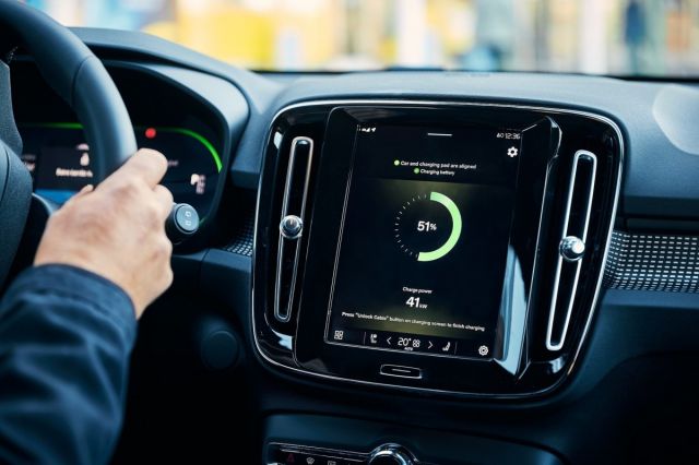 Volvo започва тестове на безжични зарядни за електромобили