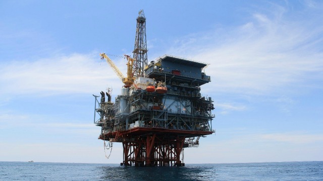 Шест нефтени и газови гиганти, борещи моретата