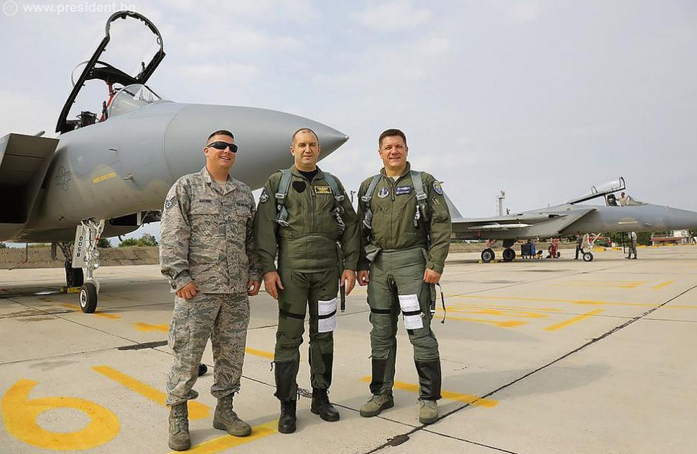 Президентът пилотира изтребител F-15C (СНИМКИ)