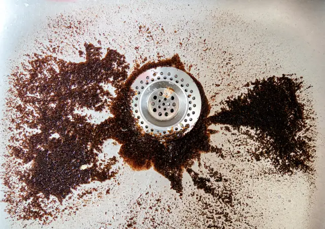 Утайката от кафе в мивката: Домашен помощник или скрит враг? | ФАКТИ.БГ Утайката от кафе в мивката: Домашен помощник или скрит враг?