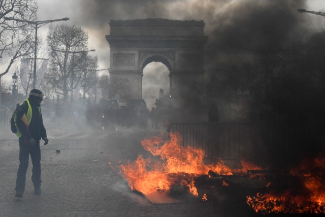 Насилие на протеста на „жълтите жилетки“ в Париж