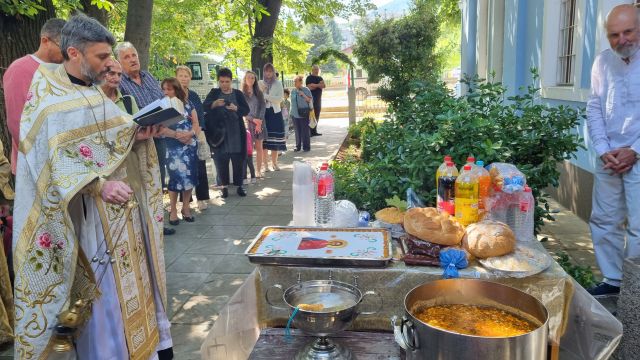 С тържествена литургия, литийно шествие, осветен курбан и концерт отбеляза храмовия празник Св.Пантелеймон в Княжево (ВИДЕО)