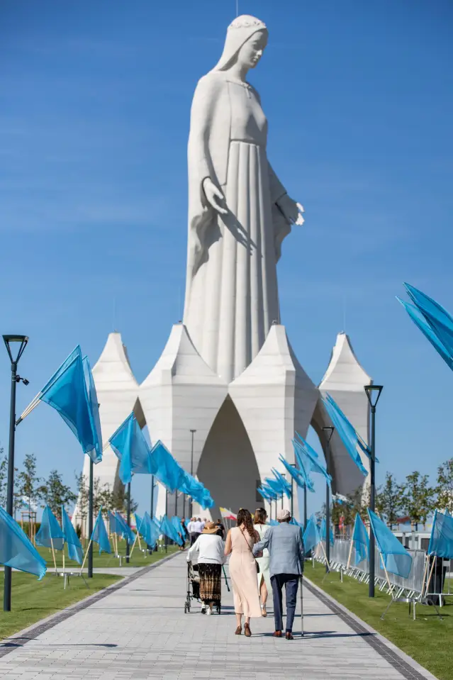 Най-високата статуя на Дева Мария в Европа беше открита в Полша (СНИМКИ)