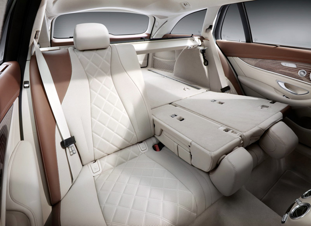 E-Klasse T-Modell запазва седалките в багажника