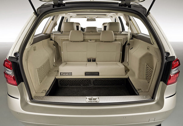 E-Klasse T-Modell запазва седалките в багажника