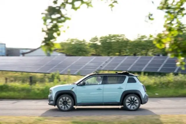Renault 4 E-Tech измина над 1600 км без нито едно зареждане с конвенционално „мръсно“ електричество