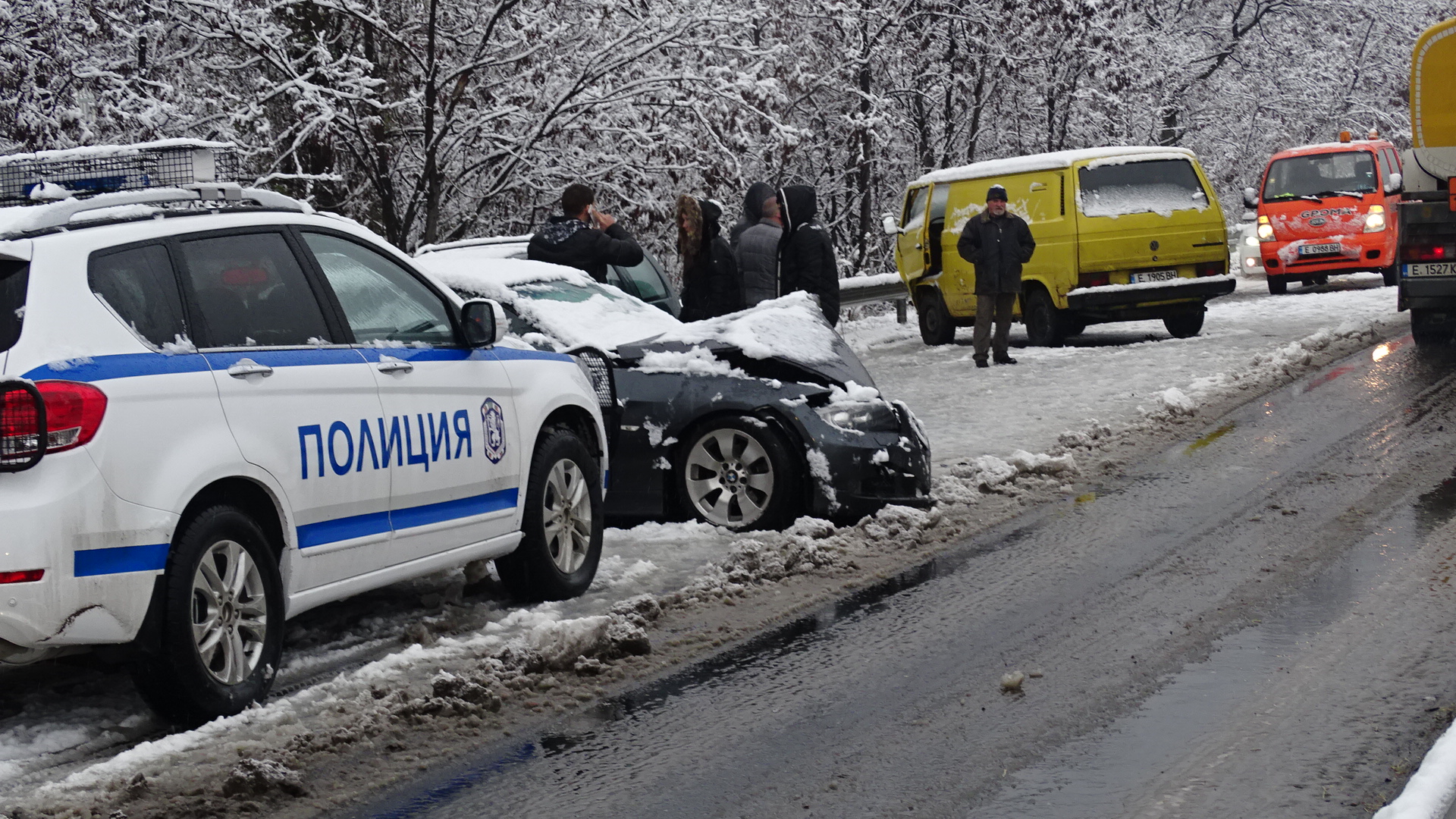 Две коли и микробус катастрофираха край Благоевград (СНИМКИ)