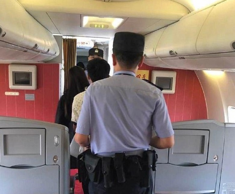 Китайка отвори вратата на самолет точно преди излитане