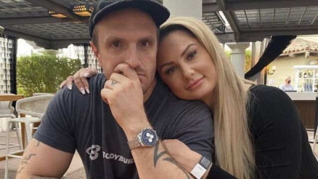 Едрогърда блондинка позволи на съпруга си да прави секс с други жени