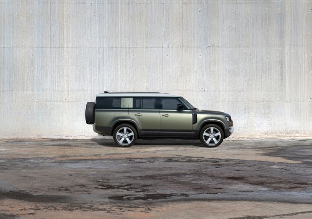 Land Rover представи новия по-дълъг Defender с 8 места