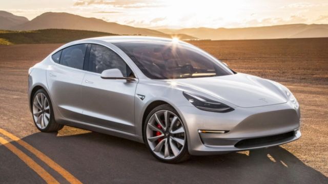 Мъж получи сметка от 550 хиляди евро от зарядна станция на Tesla | интерФакти.БГ Мъж получи сметка от 550 хиляди евро от зарядна станция на Tesla