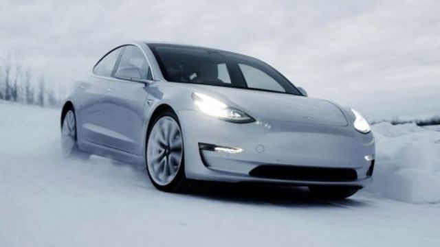 Мъж получи сметка от 550 хиляди евро от зарядна станция на Tesla | интерФакти.БГ Мъж получи сметка от 550 хиляди евро от зарядна станция на Tesla