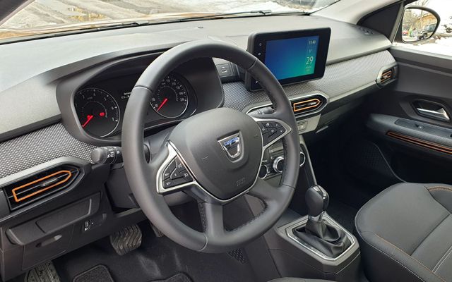  Тест и цени на новия кросоувър на Dacia 