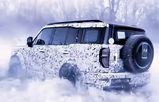 С четири мотора китайския всъдеход Hongqi ускорява като суперкар и гази пресечена местност като танк