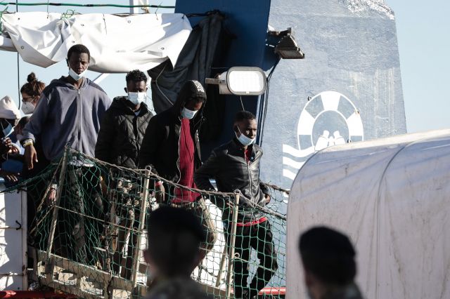 Трети кораб с мигранти акостира на италианско пристанище | ФАКТИ.БГ Трети кораб с мигранти акостира на италианско пристанище