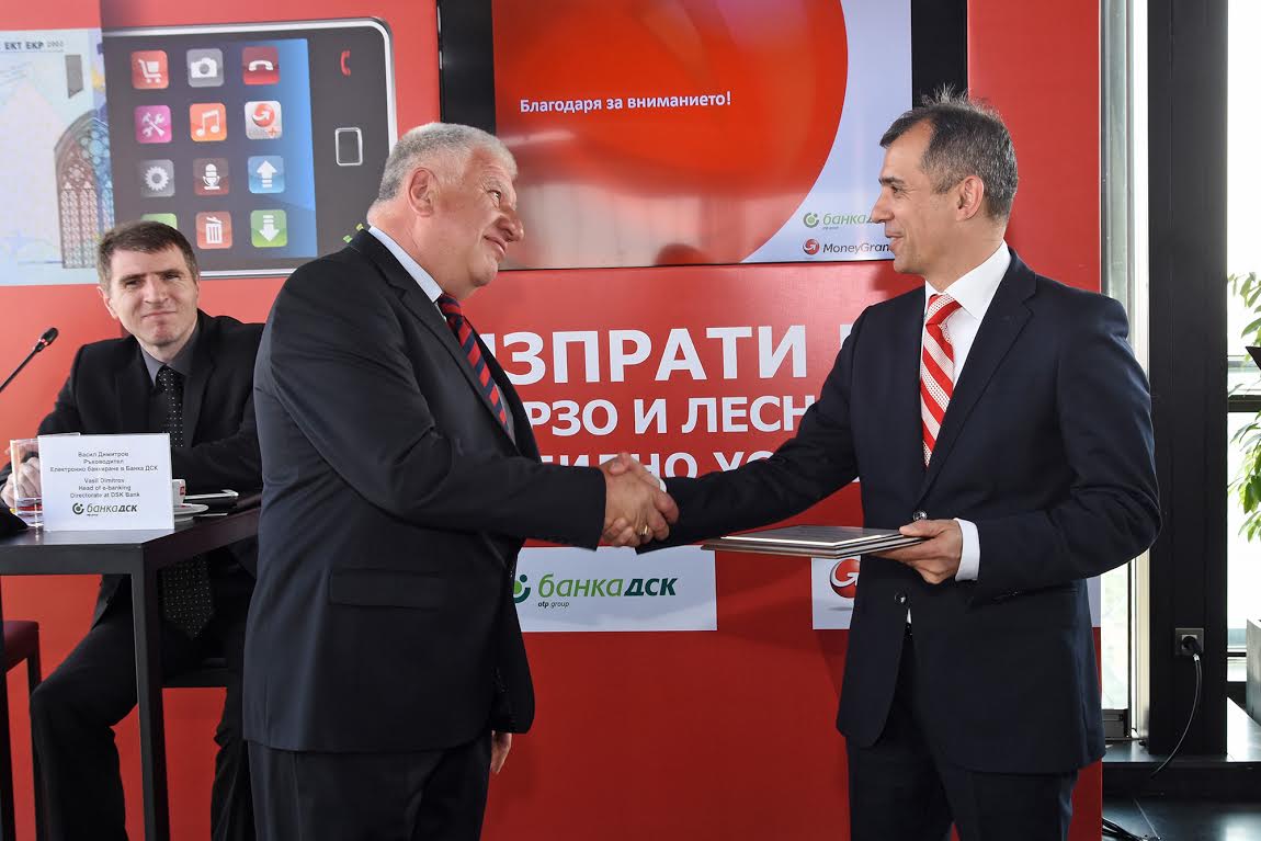 MoneyGram и ДСК представиха услуга за изпращане на парични преводи директно чрез смартфон