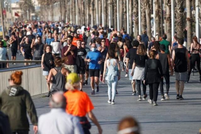 Хиляди "тичат" в Испания в първия разрешен ден