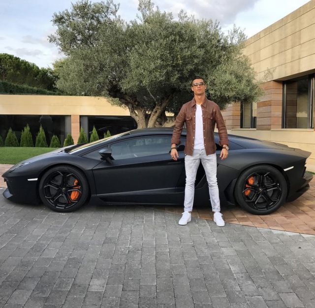 Какви коли се крият в гаража на Кристиано Роналдо?