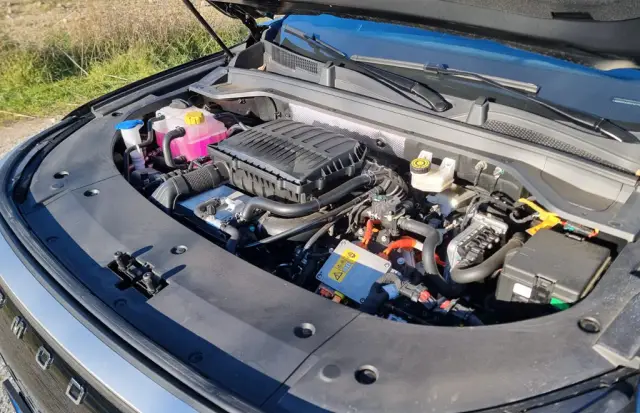 Тествахме китайския кандидат за „убиец на премиум марки“ (вижте и колко струва у нас)