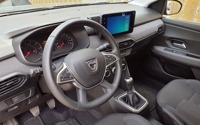  Тествахме новата Dacia с фабрична АГУ 