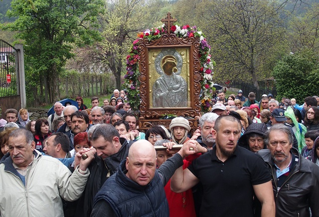 Вижте литийното шествие на Бачковския манастир (СНИМКИ)