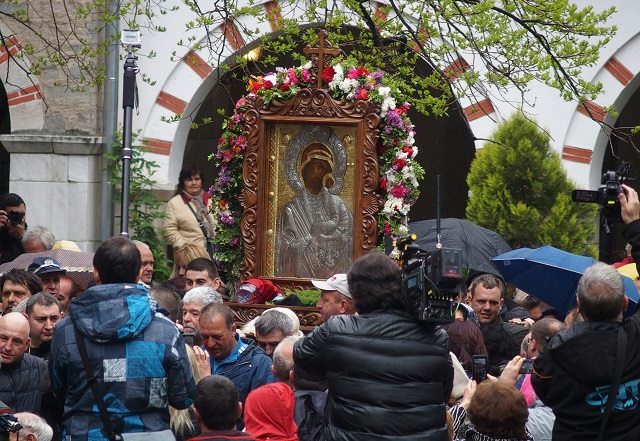 Вижте литийното шествие на Бачковския манастир (СНИМКИ)