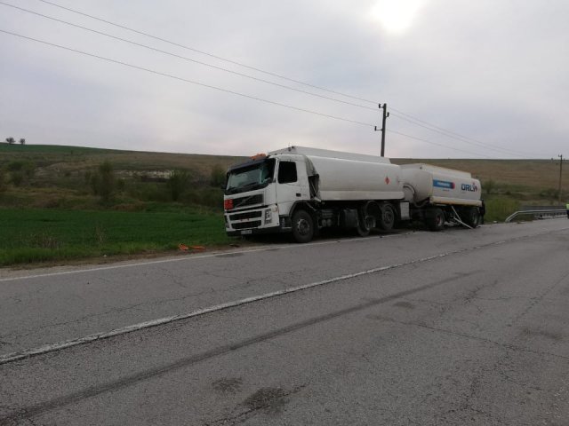 Сблъсък между два тежкотоварни камиона отне живот (СНИМКИ)