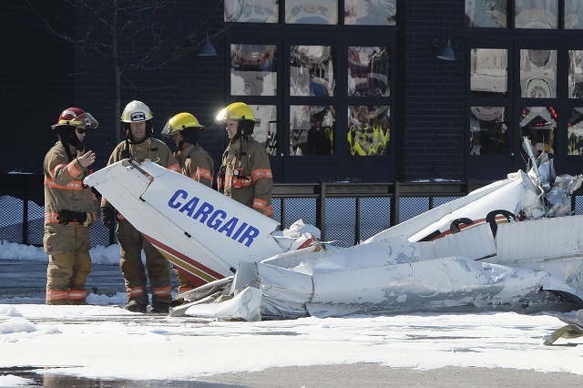 Самолети се удариха над мол в Канада