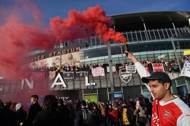  Феновете на Арсенал окупираха 