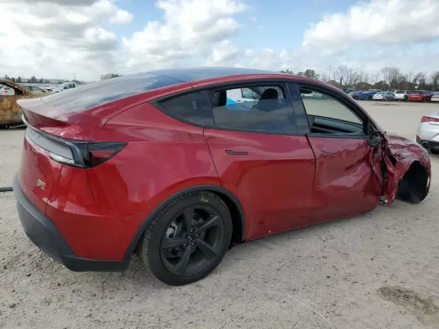 Вече се появи първата ударена Tesla Model Y Juniper за продажба