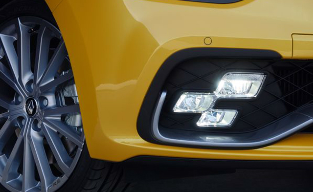 Новото Clio R.S. с ауспуси Akrapovic