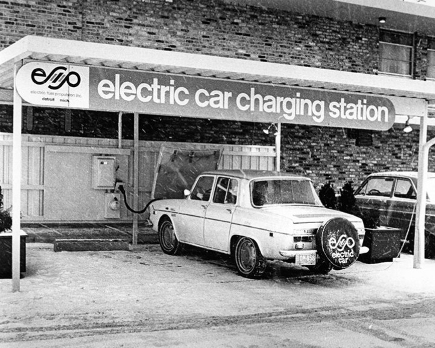 Продава се 50-годишен електромобил на базата на Renault 10