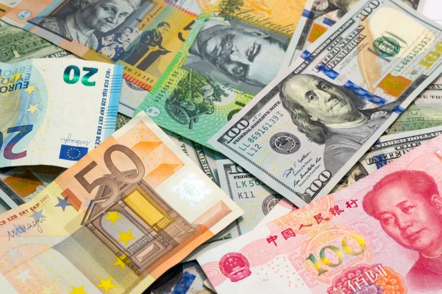 Доларът остава силен към основните световни валути