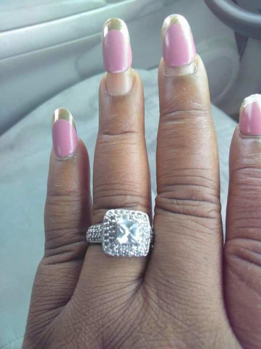 Жена стана за смях, след като снима годежния си пръстен
