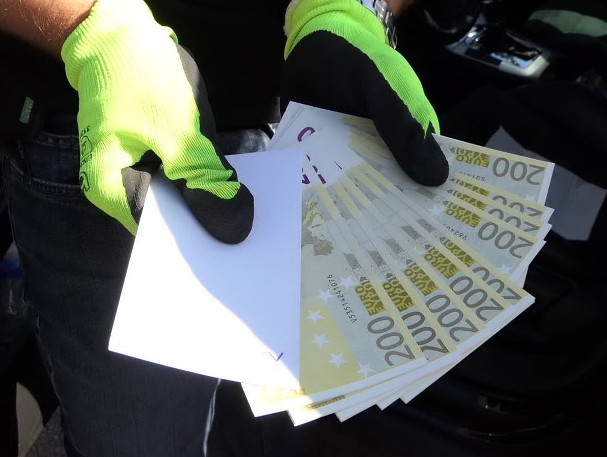 Разбиха група за разпространение на фалшиви евробанкноти (СНИМКИ+ВИДЕО)