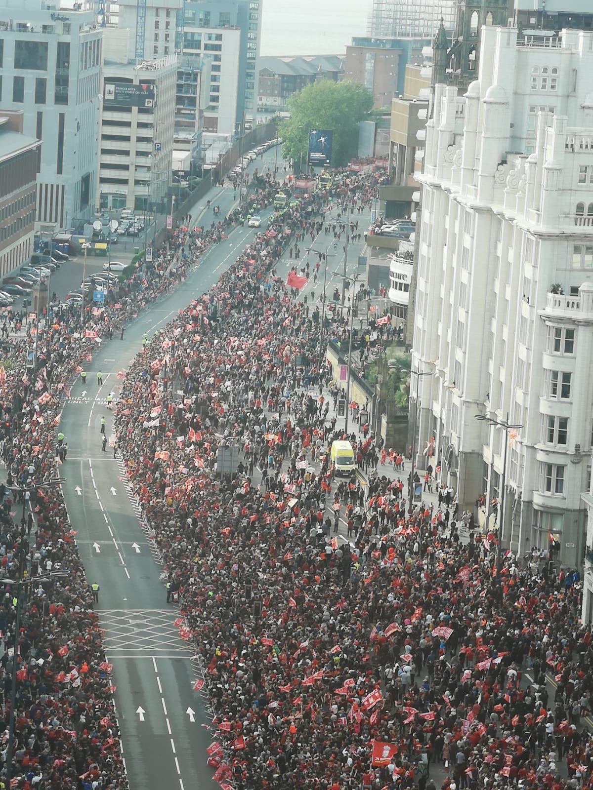 Половин милион души приветстваха отбора на Ливърпул (СНИМКИ и ВИДЕО)