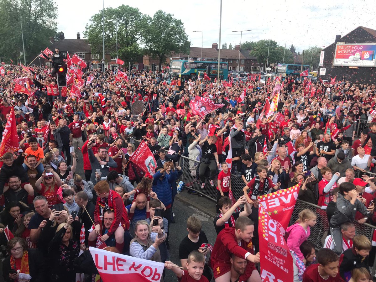 Половин милион души приветстваха отбора на Ливърпул (СНИМКИ и ВИДЕО)
