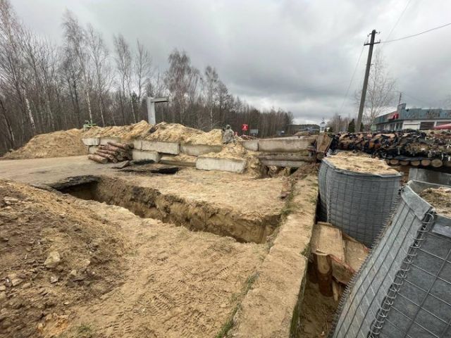 Украйна пази границата си с Беларус с ровове и минни полета