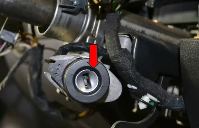 Защо ключалката за запалване на Audi Audi A4 (B5) има малка дупка и за какво служи тя?