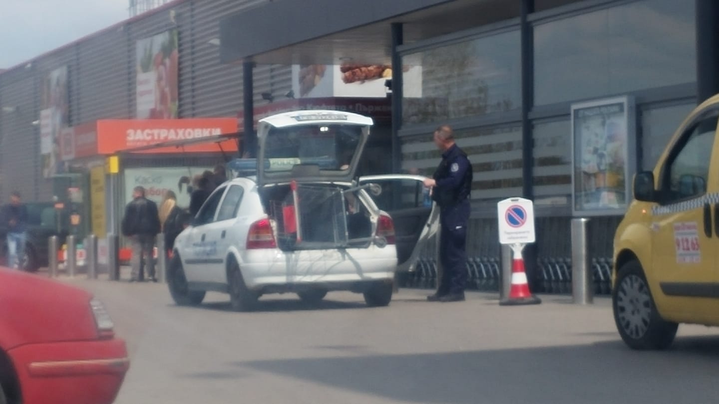 Полицаи изумиха клиенти на хипермаркет, арестуваха... (СНИМКА)