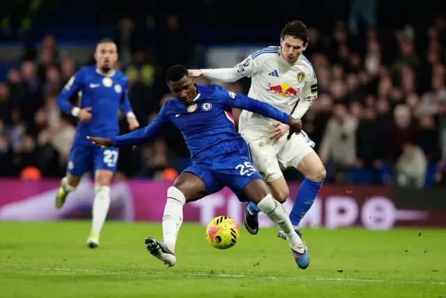 Лийдс и Илия Груев взеха точка от Челси, макар че губеха с 0:2 на " Стамфорд Бридж " 