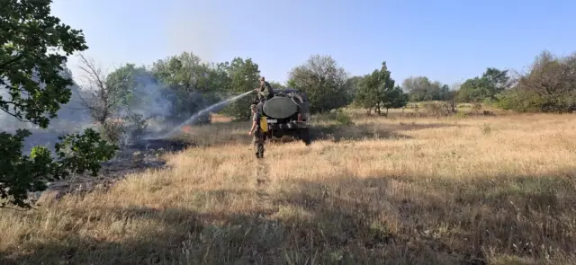 Военни вземат участие в гасенето на пожара, засегнал образователен център „ Сливница “