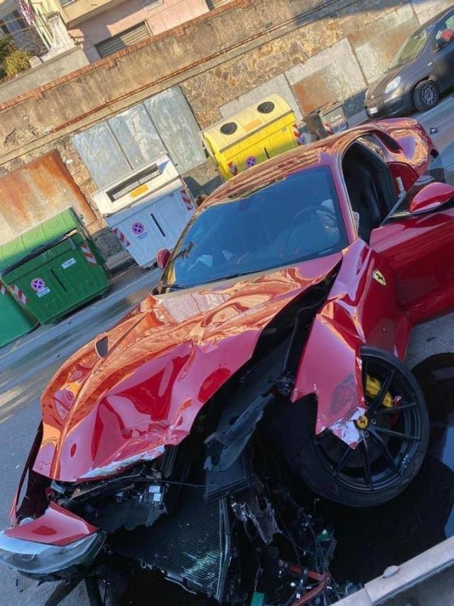  Футболист остави Ferrari на автомивка - върнаха му я потрошена 