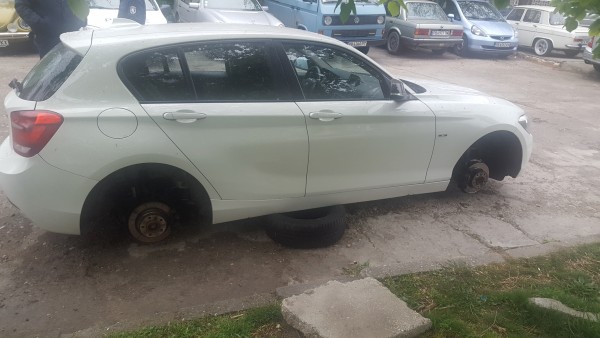 "Оглозгаха" паркирано BMW в Пловдив (СНИМКИ)